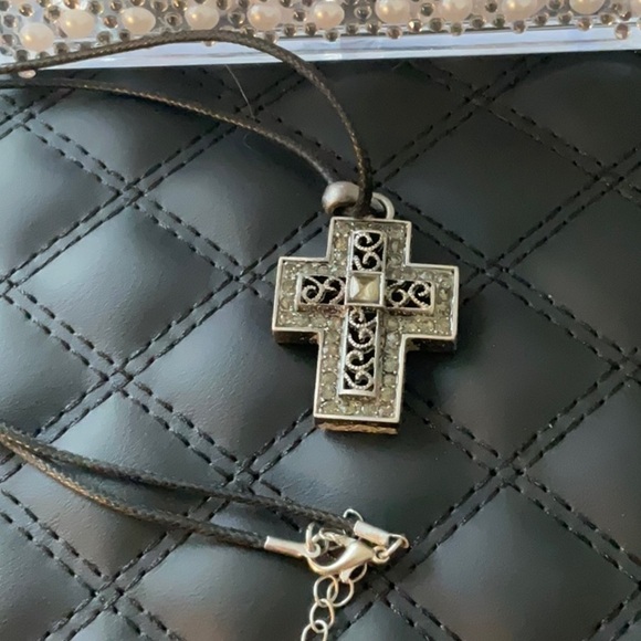 VINTAGE FILAGREE & RHINESTONE CROSS ON BLACK LEATHER NECKLACE - Picture 2 of 5